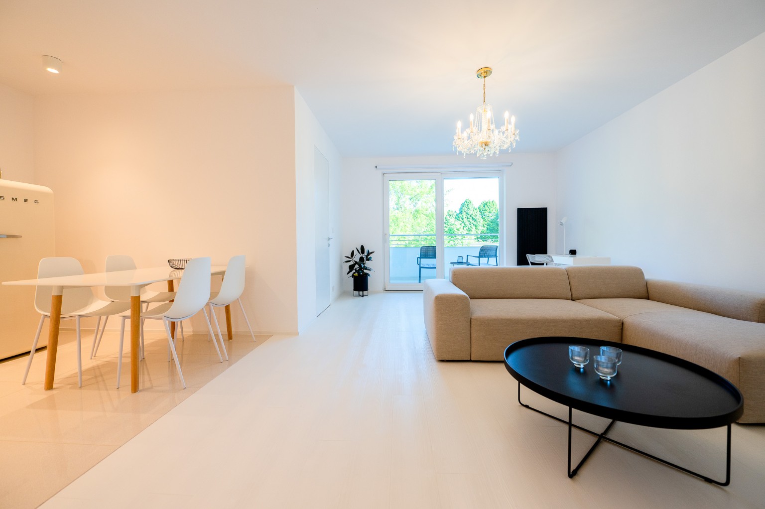 Bright living room with a plant in the pot – Piestany Waltari Apartment