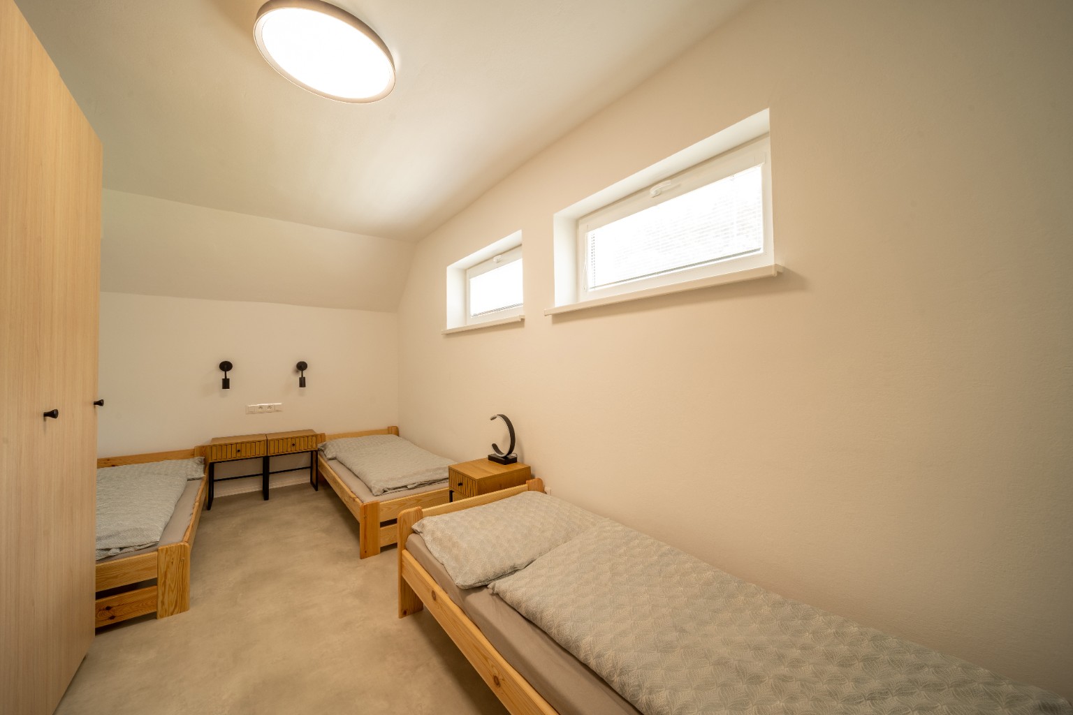 Accommodation room with individual beds at Cabin Retreat